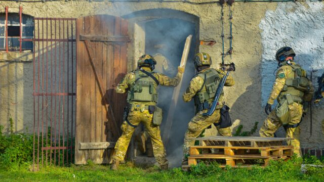 🚔 SAMODZIELNY PODODDZIAŁ KONTRTERRORYSTYCZNY POLICJI (SPKP) 🔥

Precyzja, wyszkolenie i gotowość do działania w najtrudniejszych warunkach. To właśnie codzienność funkcjonariuszy Samodzielnych Pododdziałów Kontrterrorystycznych Policji.

👮‍♂️ Czym zajmują się kontrterroryści?

🔹 Zatrzymywanie szczególnie niebezpiecznych przestępców
🔹 Prowadzenie działań w sytuacjach wysokiego ryzyka
🔹 Uwalnianie zakładników i reagowanie na zagrożenia terrorystyczne
🔹 Wsparcie innych jednostek Policji podczas skomplikowanych operacji
🔹 Udział w działaniach wymagających specjalistycznego sprzętu i wyjątkowego przygotowania

💪 Służba w SPKP wymaga doskonałej kondycji fizycznej, odporności psychicznej, umiejętności współpracy i ciągłego doskonalenia swoich umiejętności. Każda operacja wymaga odpowiedniego przygotowania, opanowania i precyzji.

To funkcjonariusze, którzy są gotowi wkroczyć do działania tam, gdzie zagrożenie jest szczególnie duże, a bezpieczeństwo ludzi zależy od szybkich i profesjonalnych decyzji.