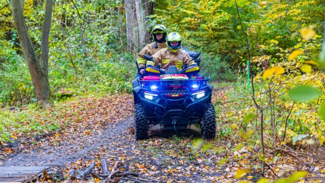 Strażacy zabezpieczali trasę OCTOBERFOREST RUN JAROCIN 2026!

Podczas biegu OCTOBERFOREST RUN JAROCIN 2026 nad bezpieczeństwem uczestników czuwali strażacy z OSP Potarzyca oraz OSP Osiek.

Strażacy z Potarzycy wykorzystali podczas zabezpieczenia swojego quada, który umożliwiał sprawne poruszanie się po trasie biegu.

Obecność druhów miała na celu zapewnienie bezpieczeństwa zawodnikom oraz sprawnego przebiegu wydarzenia.