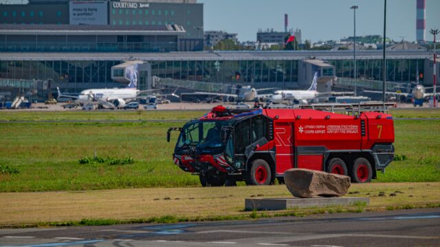 🚒✈️ Rosenbauer Panther 6×6. Potężny strażak Lotniska Chopina

Na warszawskim Lotnisku Chopina pracują specjalistyczne samochody ratowniczo-gaśnicze Rosenbauer Panther 6×6. To pojazdy klasy ARFF, stworzone do prowadzenia działań ratowniczych i gaśniczych podczas zdarzeń z udziałem statków powietrznych.

💧 13 200 litrów wody
🧯 1520 litrów środka pianotwórczego
🚒 Autopompa: 9310 l/min przy 10 bar
🔥 Działko wodno-pianowe: 9310 l/min
📏 Zasięg rzutu: do 100 metrów
🧯 Agregat proszkowy z linią szybkiego natarcia
💦 Działko wodno-pianowo-proszkowe przed kabiną
🚒 Dwie linie szybkiego natarcia

Ogromny zapas środków gaśniczych, potężna autopompa i rozbudowany system gaszenia sprawiają, że Panther 6×6 jest przystosowany do prowadzenia intensywnych działań ratowniczo-gaśniczych na terenie lotniska.

W wersji 6×6 ze zbiornikiem wody 13 200 litrów, zbiornikiem środka pianotwórczego 1520 litrów, autopompą o wydajności 9310 litrów na minutę przy ciśnieniu 10 bar, agregatem proszkowym z linią szybkiego natarcia, działko wodno-pianowe umieszczone nad kabiną o wydajności 9310 l/min i zasięgu rzutu 100 m, działko wodno-pianowo-proszkowe umieszczone przed kabiną i dwie linie szybkiego natarcia.