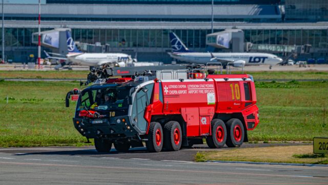 🚒 Potężny Rosenbauer Panther 8x8 na Lotnisku Chopina! ✈️🔥

Na warszawskim Lotnisku Chopina służbę pełnią jedne z najbardziej imponujących samochodów ratowniczo-gaśniczych. Na zdjęciach możecie zobaczyć m.in. ciężkie Rosenbauer Panther 8x8, oznaczone numerami 9 i 10.

💧 13 000 litrów wody
🧯 1500 litrów środka pianotwórczego
🚿 autopompa do 10 000 l/min przy 11 bar
🔥 dwa działka: dachowe i zderzakowe
⬆️ system HRET z wysuwanym ramieniem i głowicą gaśniczą

System HRET pozwala podawać środek gaśniczy z dużej wysokości i docierać do trudno dostępnych miejsc konstrukcji samolotu.

Tak ogromne możliwości są niezbędne podczas działań na lotnisku. W przypadku pożaru lub wypadku samolotu liczą się sekundy, a strażacy muszą błyskawicznie dotrzeć na miejsce i podać duże ilości środka gaśniczego. 🚒🔥