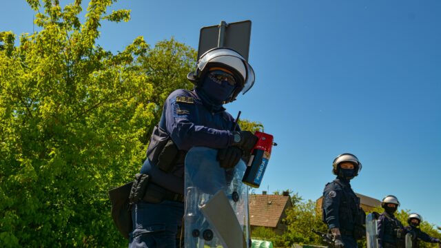 👮‍♂️ OPP w akcji! Zabezpieczenie meczu piłkarskiego

Mecz piłkarski to nie tylko emocje na murawie i doping na trybunach, ale również intensywna praca policjantów.

Funkcjonariusze Oddziału Prewencji Policji (OPP) odpowiadają za zapewnienie bezpieczeństwa i porządku publicznego podczas wydarzeń sportowych.

Do ich zadań należy m.in. monitorowanie zachowania kibiców, zabezpieczanie rejonu stadionu, eskortowanie grup kibicowskich oraz reagowanie na sytuacje mogące stanowić zagrożenie.

Gdy kibice skupiają się na wyniku spotkania, policjanci czuwają nad bezpieczeństwem uczestników wydarzenia.
