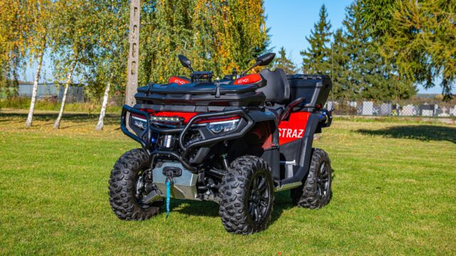 Było przywitanie, czas na prezentację! 🚨🚒

Przedstawiamy nowy nabytek strażaków z OSP Rusko! 💪🔥 Do jednostki trafił quad CFMOTO CFORCE 850 TOURING, który będzie wsparciem podczas działań ratowniczych, szczególnie w trudno dostępnych miejscach.

🏍️ CFMOTO CFORCE 850 TOURING to maszyna stworzona do jazdy w wymagającym terenie. Mocny silnik, napęd 4x4 i solidna konstrukcja pozwalają sprawnie poruszać się tam, gdzie dojazd tradycyjnym samochodem ratowniczym może być utrudniony.

🌲 Quad może znaleźć zastosowanie m.in. podczas poszukiwań osób zaginionych, działań w lasach i na terenach polnych, a także przy zabezpieczaniu różnego rodzaju wydarzeń.

Nowy sprzęt to kolejne możliwości dla druhów z Ruska i ważne wsparcie w dbaniu o bezpieczeństwo mieszkańców. 👨‍🚒🚨

📸 Zapraszamy do obejrzenia prezentacji nowego quada OSP Rusko!